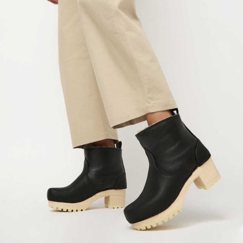 No 6 5" Shearling Sherpa Clog Boot on Mid Tread in Black with Bone Treads 38